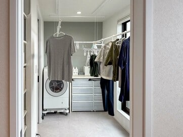 3畳のランドリールームで、いつでも洗濯＆乾燥＆衣服整理。自分のペースで家事する家