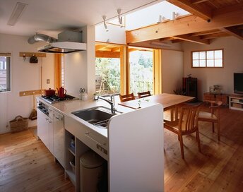 動きやすいアイランドキッチンで家事をラクに：建築家の提案