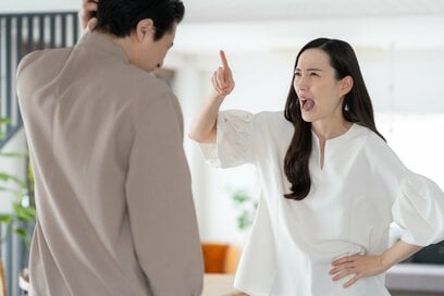 なんで私ばかり…「更年期のイライラ・不満」を手放すヒント2つ。怒りをぶつける前にきり替えるコツも：産婦人科医が解説