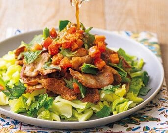 カリカリ豚とトマトの香味ダレ。たっぷり野菜でヘルシーに