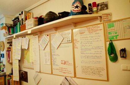 壁の使い方がユニーク！スペイン男性の住まいをレポート