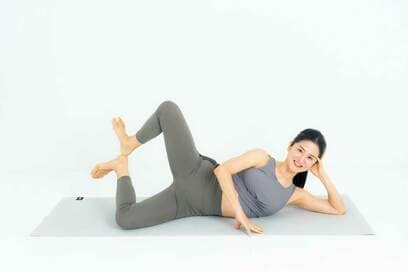 寝たまま「股関節ほぐし」。簡単ストレッチで二の腕とお尻のスタイルアップ