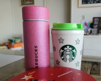 スタバの「ホリデーシーズン」が今年もすごい。レトロかわいいグッズは売りきれ必至