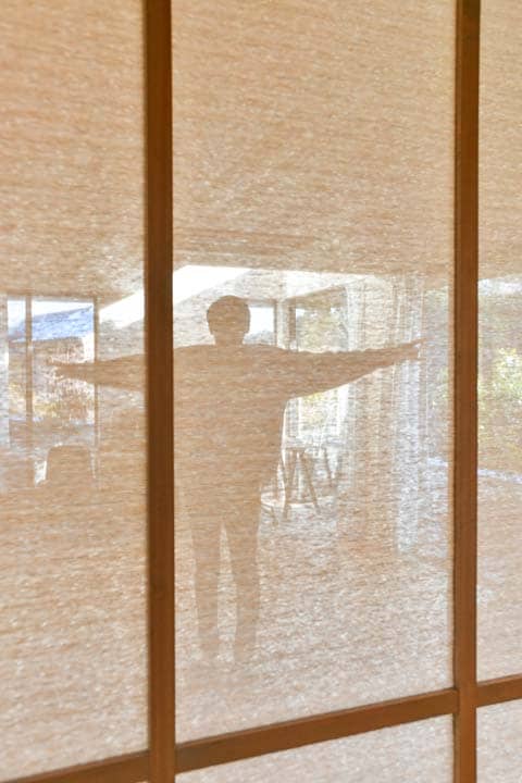 引き戸を閉めても向こうが透けて見える