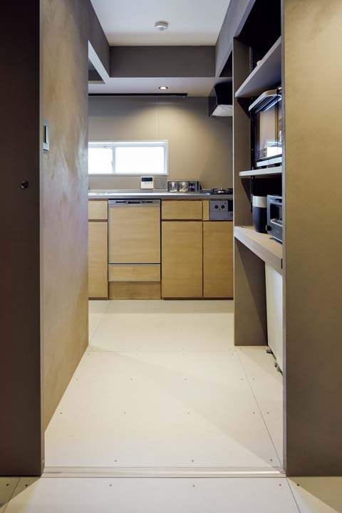 玄関から見た回遊式のキッチン