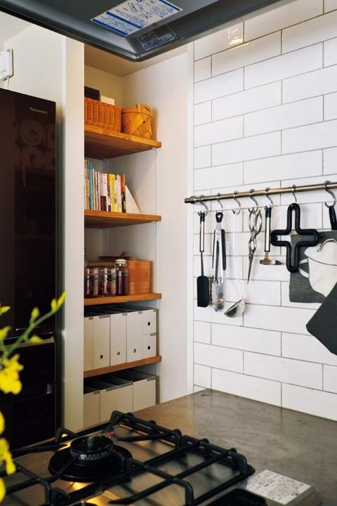 たっぷり収納できるパントリー