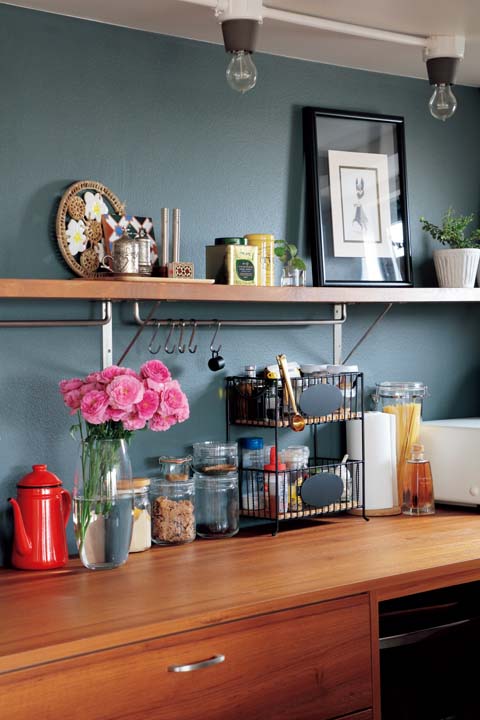 美しくディスプレイされたキッチン壁面側の収納棚