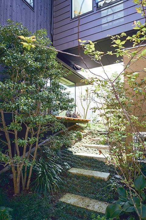 北の庭と南の庭をつなぐ抜け道