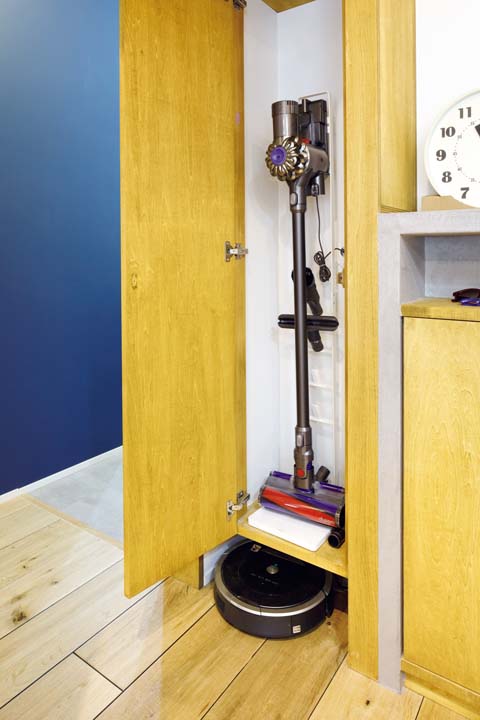 キッチンの脇の掃除機専用収納