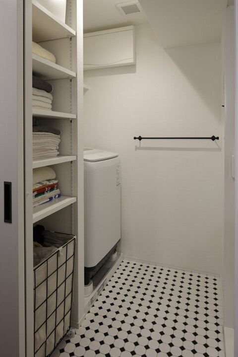 モノトーンタイルの脱衣所