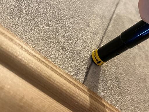 石膏ボードに針を刺して下地の有無を確認