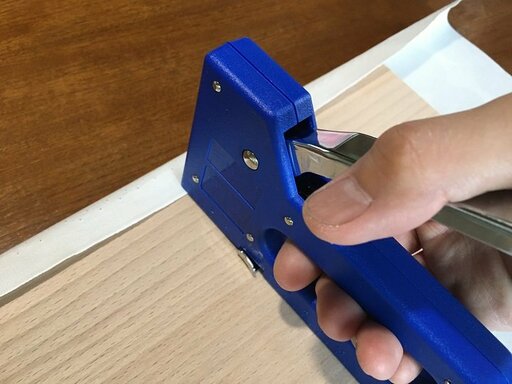 生地をタッカーで板に留める