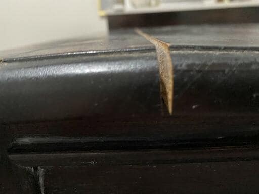 亀裂の入ったライティングデスクの天板