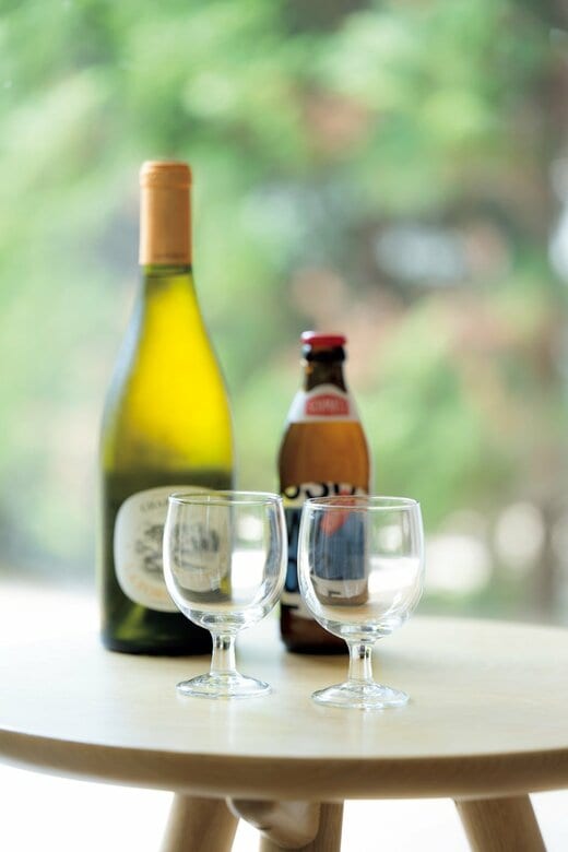 テーブルに置かれたお酒の瓶とグラス