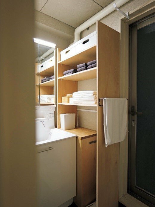 洗面台の横に設置した棚