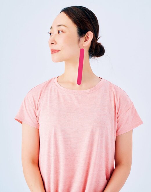 顔を横に向ける女性