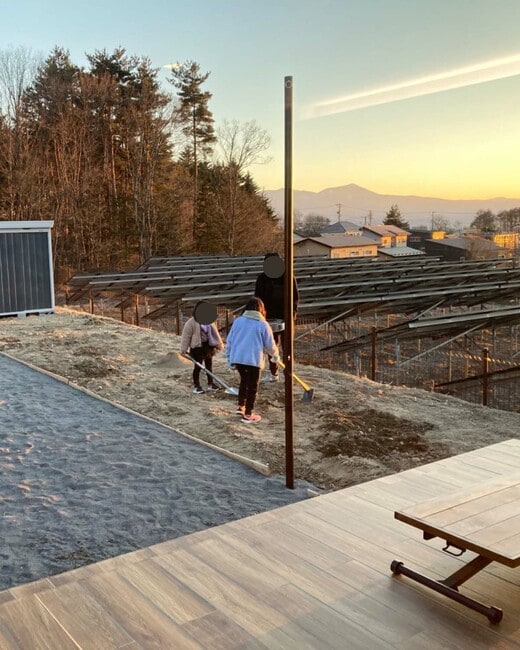 庭で遊ぶ子ども