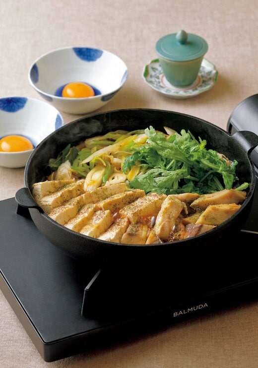 食卓に並べたブリのすき焼き