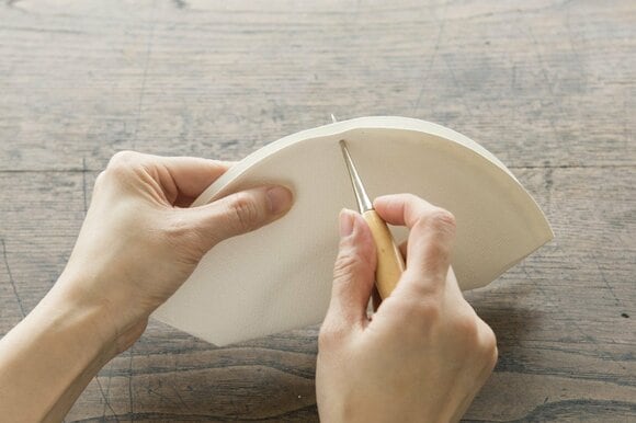 必要なのは紙皿とリボンだけ! 紙皿ラッピングで市販のお菓子をワンランクアップ