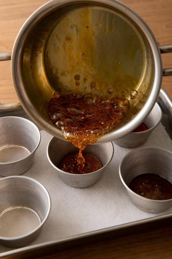 型にキャラメルソースを入れる