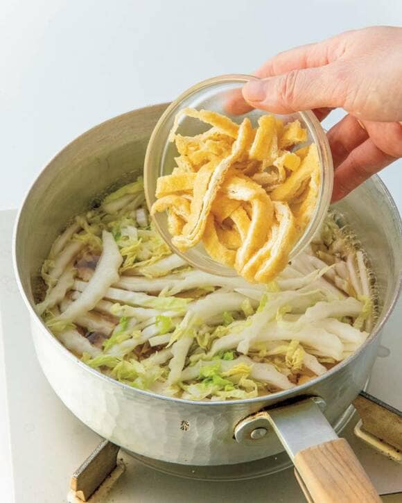 お鍋に油揚げを入れる様子