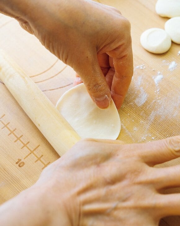 めん棒で生地を平らに
