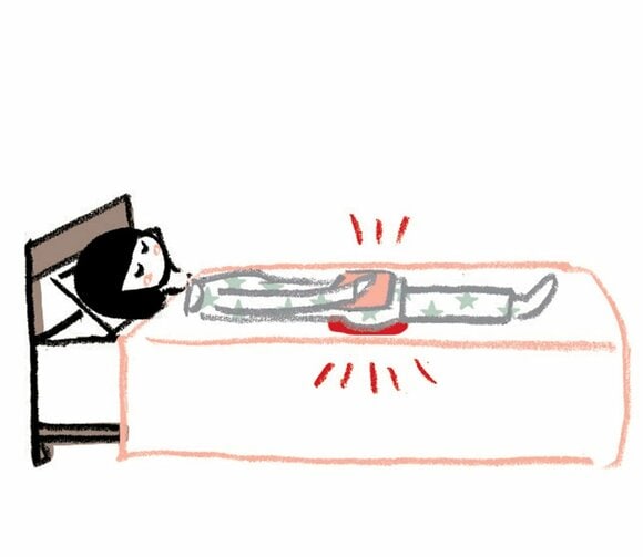 冷えて眠れないときは 湯たんぽをおなかと腰に