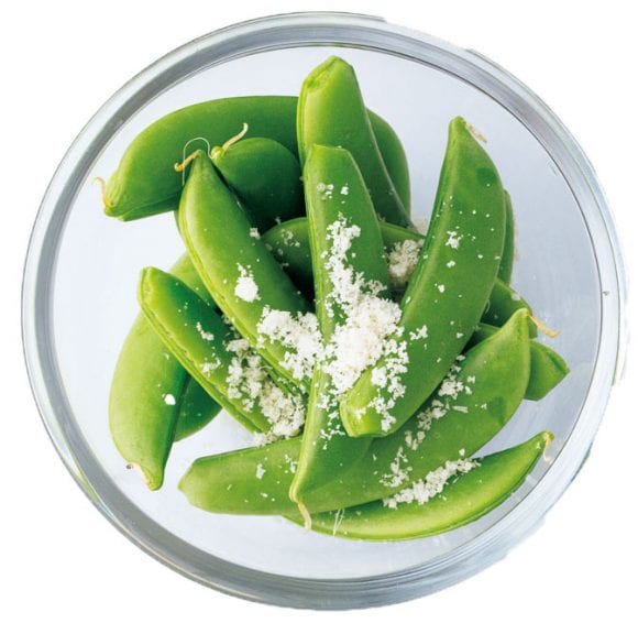 ボウルにスナップエンドウ