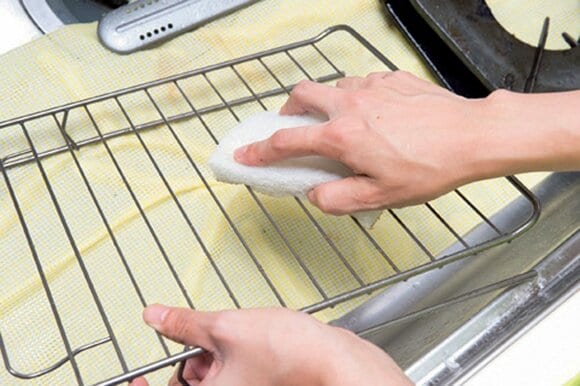 五徳と魚焼きグリルの汚れを落としてから水洗いする