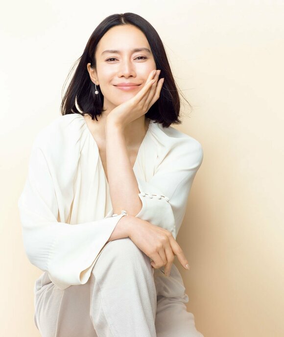 顎に手を置く女性