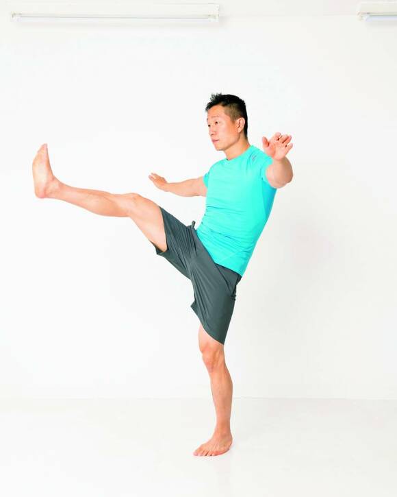 次に片方の脚を前に大きく振る