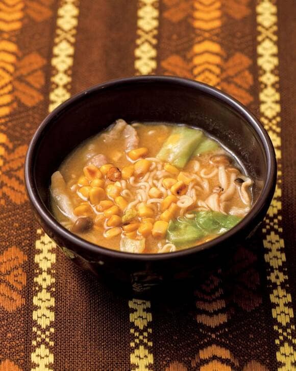 味噌バター鍋にインスタントラーメン