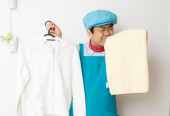 洗濯物の匂いをかいでいる“家事えもん”こと松橋周太呂さん