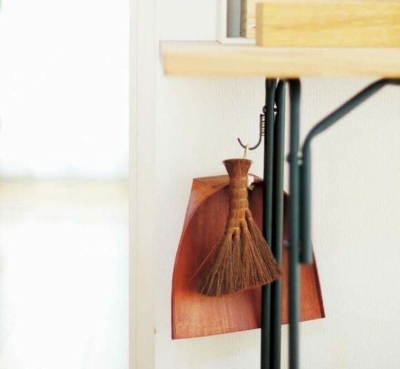 テーブル掃除には天然素材の棕櫚（シュロ）ホウキが便利。
