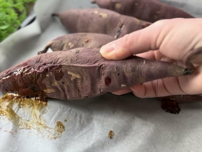 焼きイモから蜜が出ている様子