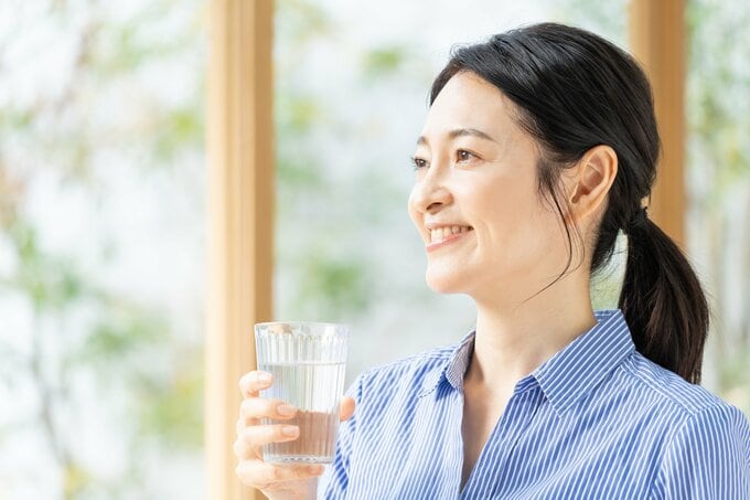 水を飲む女性