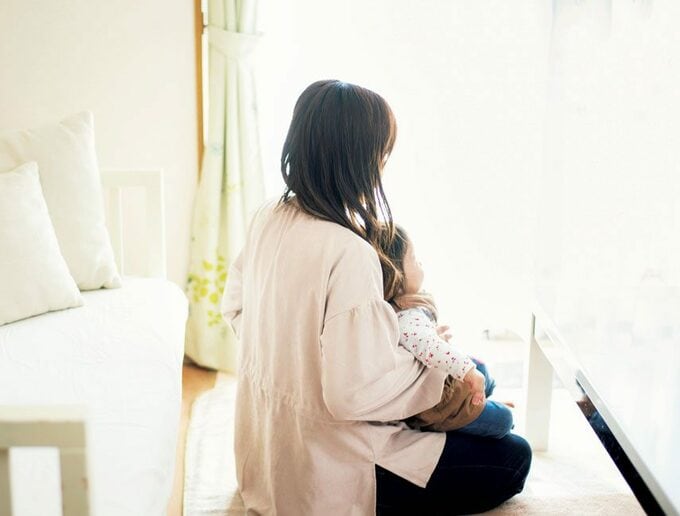 子どもを膝に女性