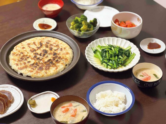 ギョーザ/コマツナの中華炒め/ブロッコリー/ニンジンの煮物/かす汁