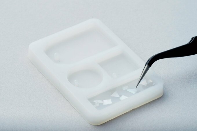 型にレジンを流しいれてLEDライトを照射する