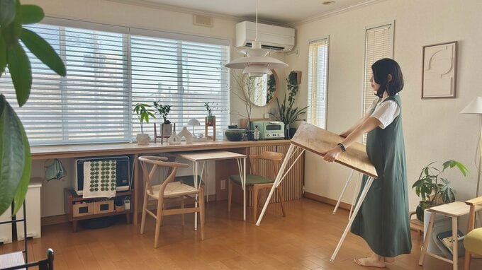 テーブルを運ぶとろろさん