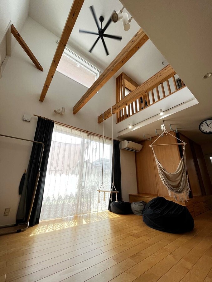 リビングの吹き抜けの見上げ