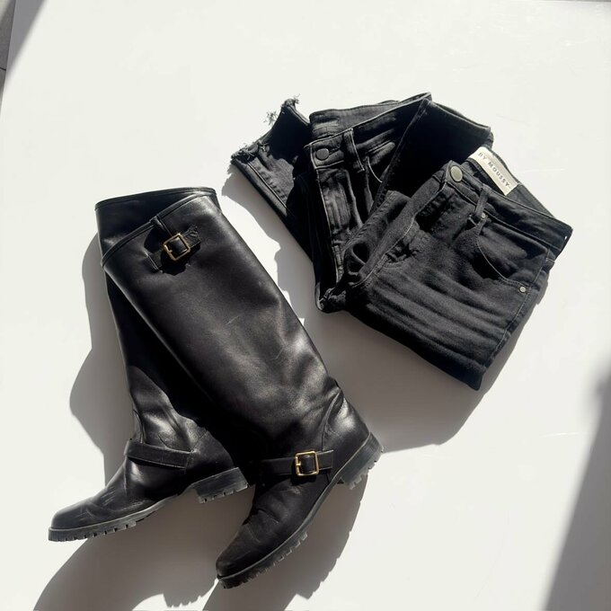 ユミさんが愛用している、ロングブーツとデニム