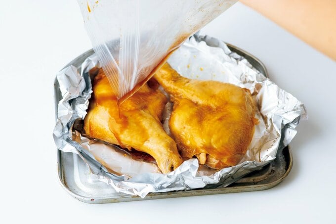 フライドチキンに下味をつける様子