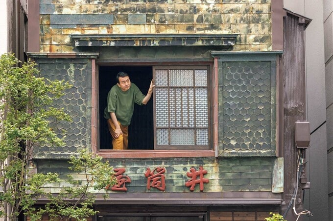 2階から外を見るアンガールズ田中さん