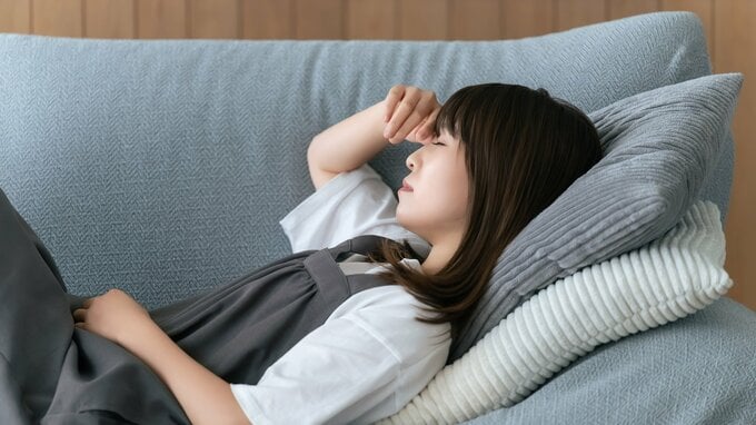 ソファに横たわる女性