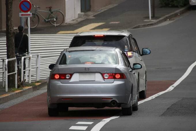 車間距離をつめている様子