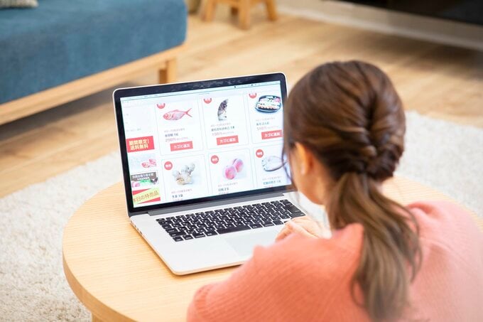 ネットスーパーをする女性