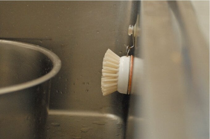 ザルを洗うキッチンブラシは円を描くように回して使うので円形に作りました。 シンクの中に吊るせるフックつきです。