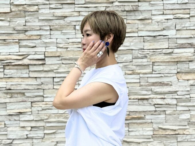 大ぶりの黒いイヤリングを装着