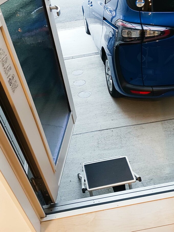 キッチン側から勝手口の外を見る